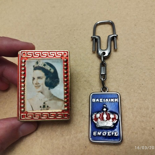 Royal keychain and matchbox case like new with the Royal couple