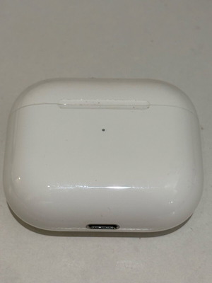 Apple Airpods used with one earbud, functional case