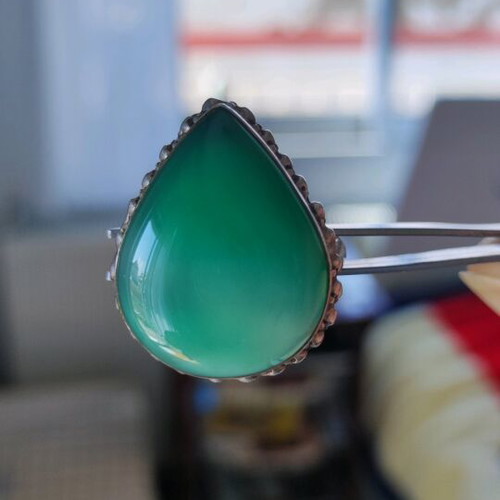 Silver 925 ring with green onyx teardrop cabochon like new