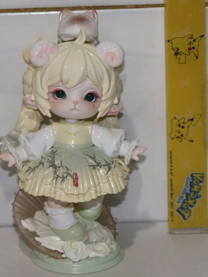 Mimia Mijuan figure with magnetic cat, traditional dress