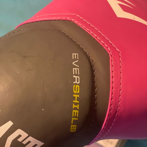 Women’s boxing gloves like new with free hand wraps