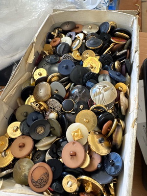 Разнообразни копчета нови, пълен кутия