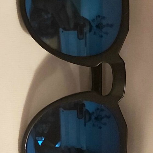Hawkers unisex sunglasses with blue polarize lens and black acetate frame mod.Harwick Raw new