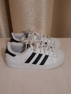Αθλητικά Adidas Superstar μεταχειρισμένα, νούμερο 30, άσπρα