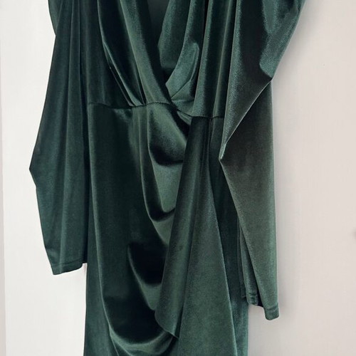 Velvet dress with ruffles and puff sleeves like new, green