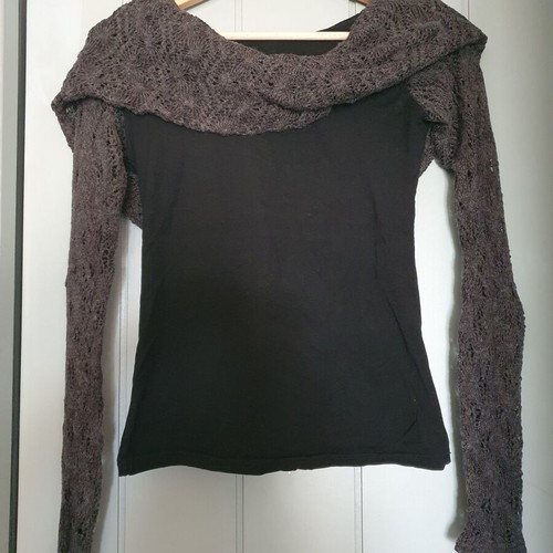Toonzshop Yggdrazil Atmäa crochet long-sleeved top with hood like new, black and grey
