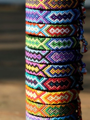 Βραχιολάκι macrame κατόπιν παραγγελίας σε χρωματικούς συνδυασμούς