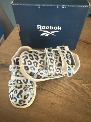 Reebok girl shoes size 21.5 like new