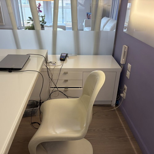 Corner desk 1.90x1.80 with two chairs like new, white lacquer and glass