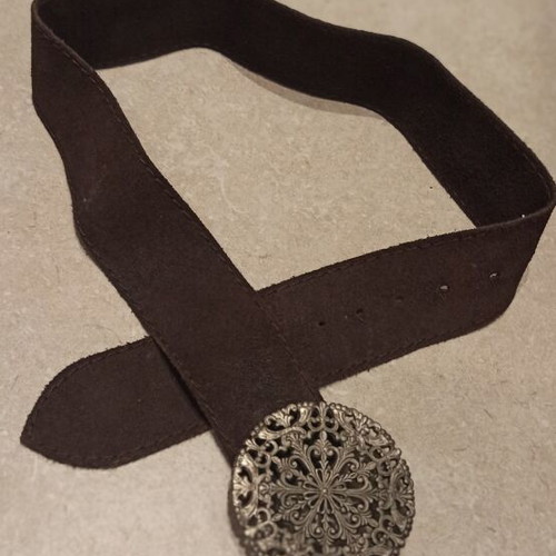 Suede belt like new, chocolate color with large round metal buckle