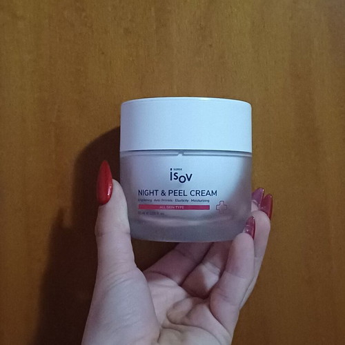 Night cream used with active ingredients for acne and wrinkles