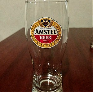 Ένα ποτήρι μπύρας AMSTEL