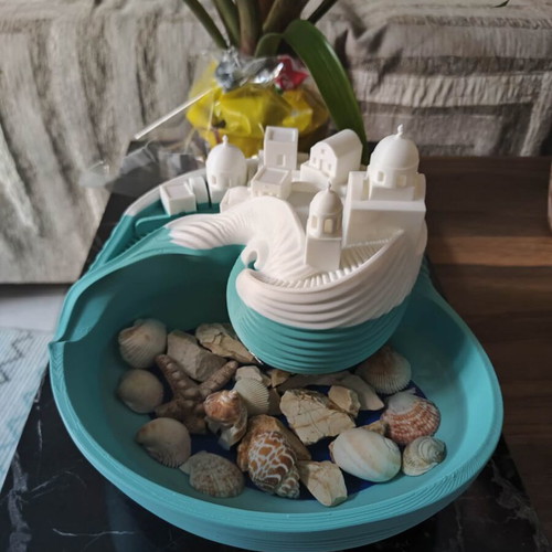 Santorini shell container like new, plastic decorative