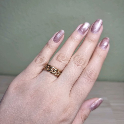 Double ring with chain design like new, gold color