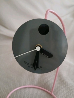 Modern battery clock like new, table clock