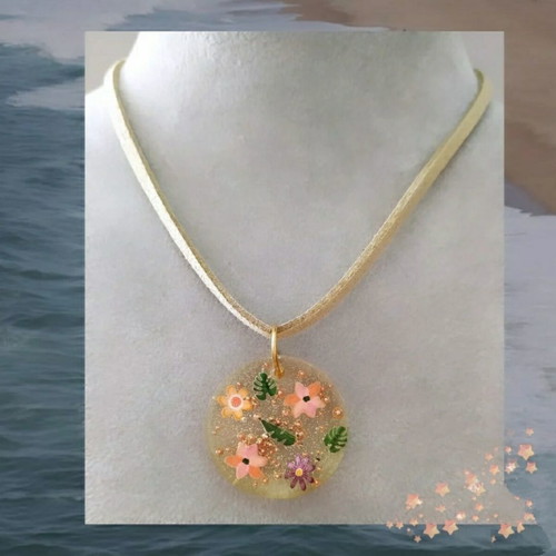 Necklace handmade with leather and resin element, multicolor