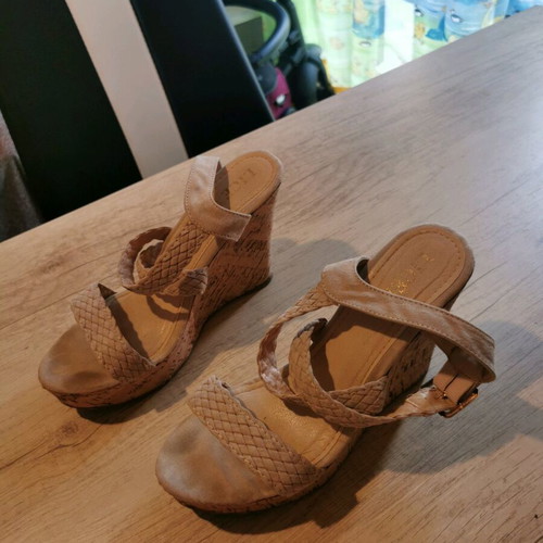 Beige platform sandals like new, size 39