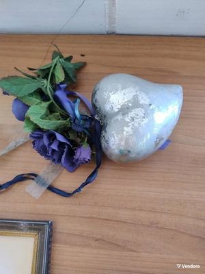 Ceramic Hanging Decoration Flowers With Heart like new