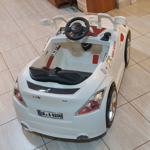 Electric children's car like new with wide seat