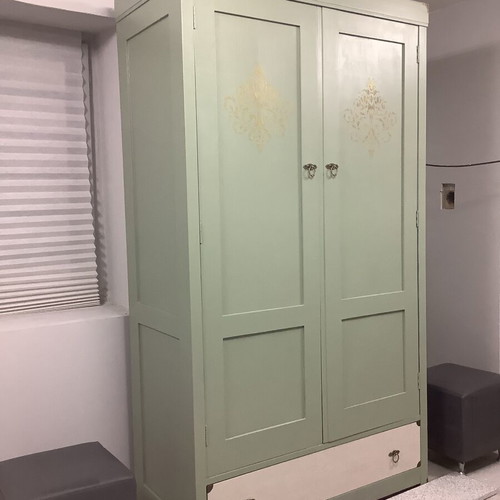 Ρενοβιέ παλαιός ντουλάπα από οξιά με δαντέλα και λινά διακοσμητικά