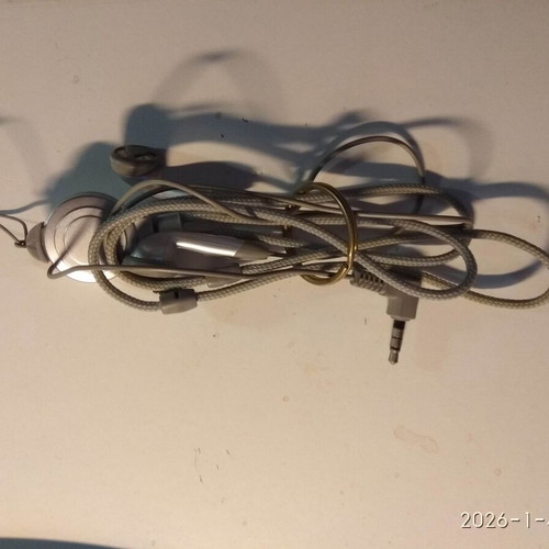 Necklace-style wired headphones like new, ideal for mp3 player