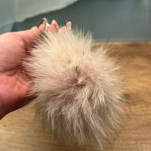 Pom Pom Keychain like new, pink