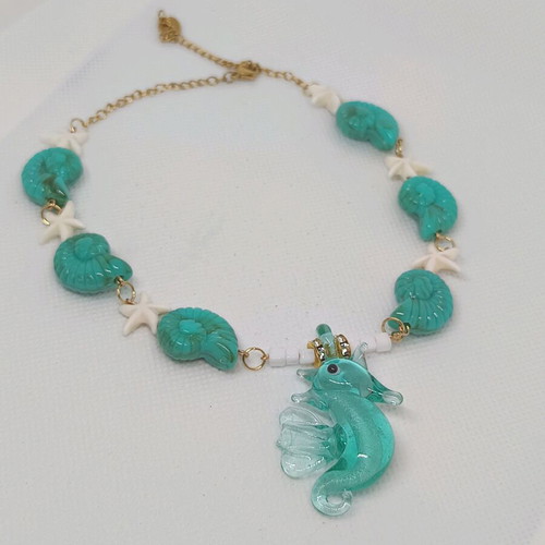 Murano seahorse choker like new, acrylic shells and stainless steel