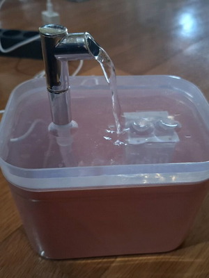 Pet water fountain like new with USB cable and filter