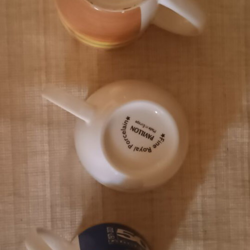 Set of 3 large mugs like new