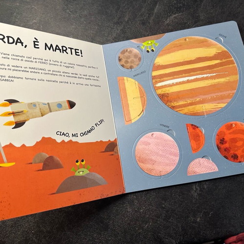 Children's book about space used, with 3D pieces in Italian