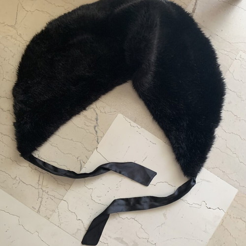 Fur collar like new, black, bow tie closure, not real fur