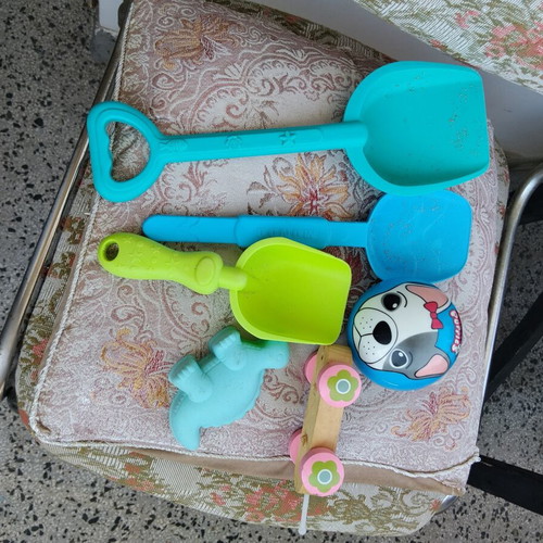 Set of 6 children's sand toys