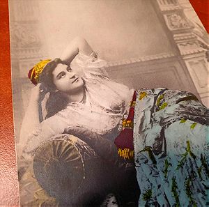 Δεκαετία του 1910, επιχρωματισμένη καρτ ποστάλ γυναίκας με τουρκική ενδυμασία.
