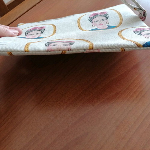 Toiletry bag with Frida Kahlo like new, beige