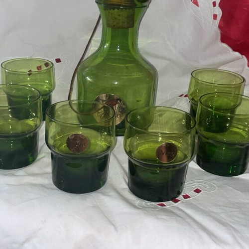 Italian set green bottle and 8 wine glasses new