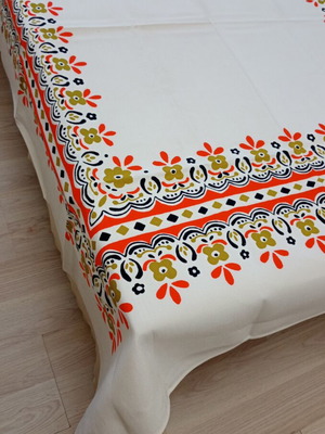 Tablecloth new 1.40x1.35 m with floral pattern