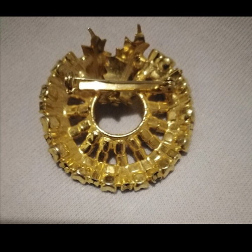 Vintage Christmas pin like new, multicolored, gold tone