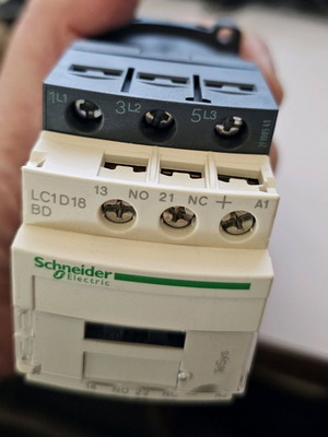 Schneider Electric TeSys industrial power relay 3 contacts 24V LC1D18BD new