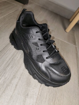 Luigi athletic shoes black size 40 like new