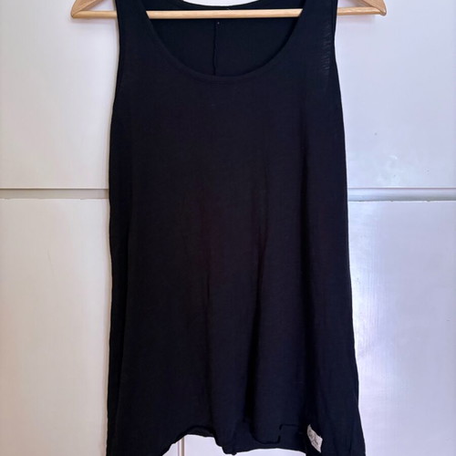 Black women's sleeveless top with asymmetric hem Medium like new