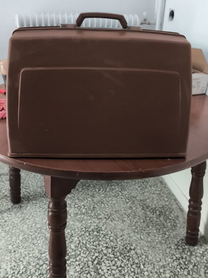 Singer sewing machine like new with case