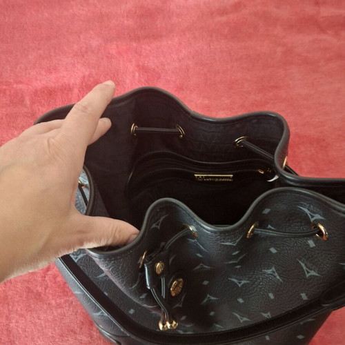 La tour Eiffel shoulder bag like new, black