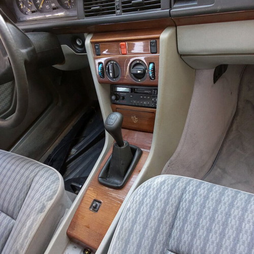 Mercedes 1990 M 124 E1 car like new, gasoline, 4-speed manual
