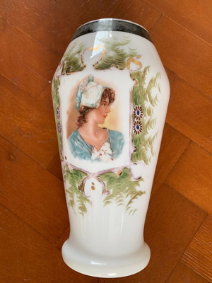 Opaline vase Victorian era England in almost excellent condition