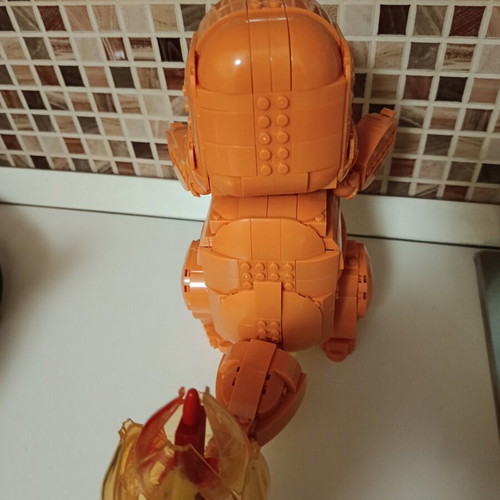 Mega Pokemon Jumbo Charmander figure with 750 compatible bricks