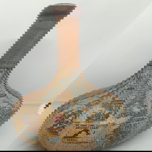 Бутилка ваза от Италия използвана, хартия и кожа