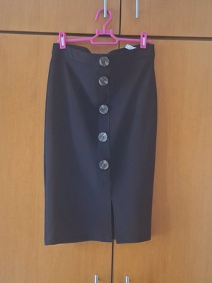 Stradivarius midi skirt black like new, fitted with decorative buttons