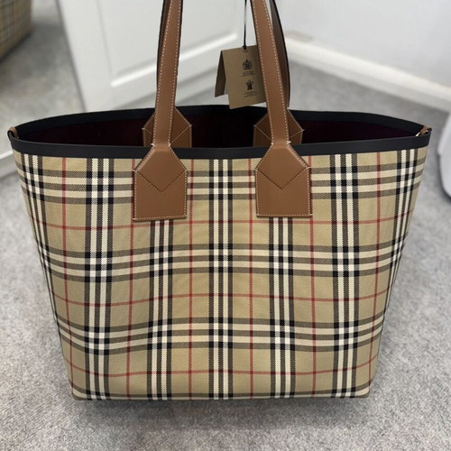 Burberry bag with classic pattern like new