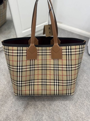 Burberry bag with classic pattern like new