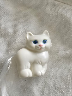 White Little Kitty Bella figure new